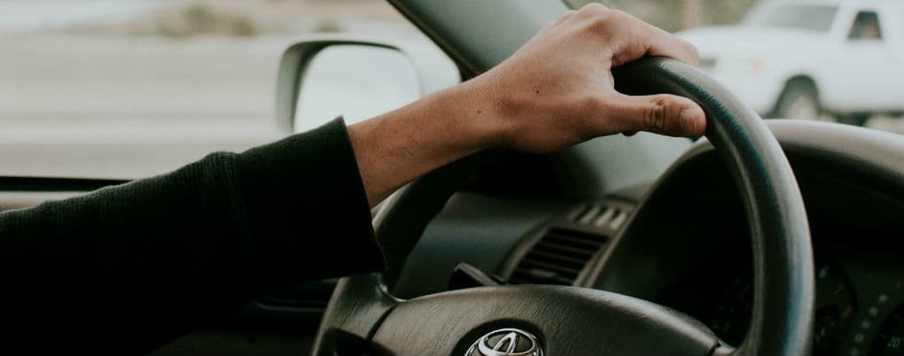 Lentokenttäpysäköinti sopii autoilijan lomasuunnitelmiin – lue mitä se maksaa